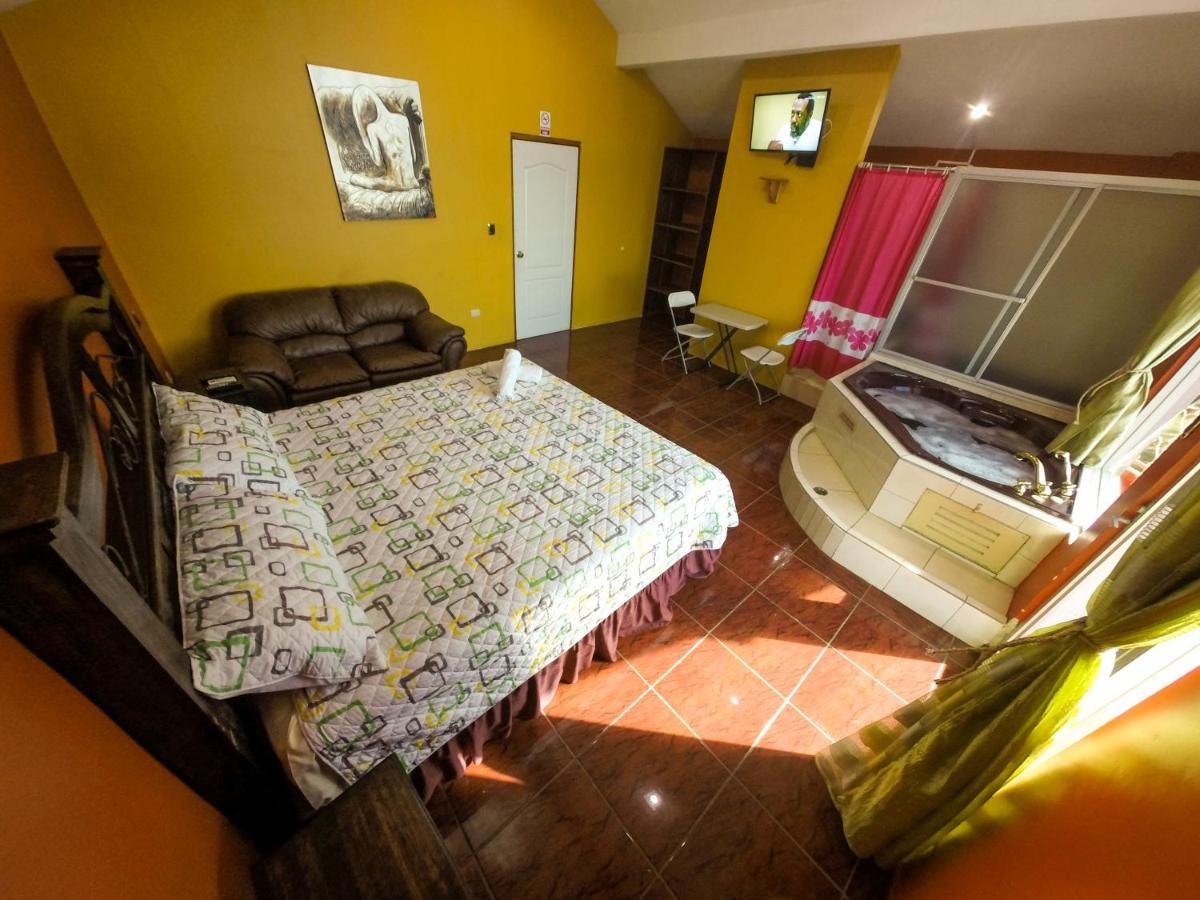 Chalet Castillo El Estor Bagian luar foto